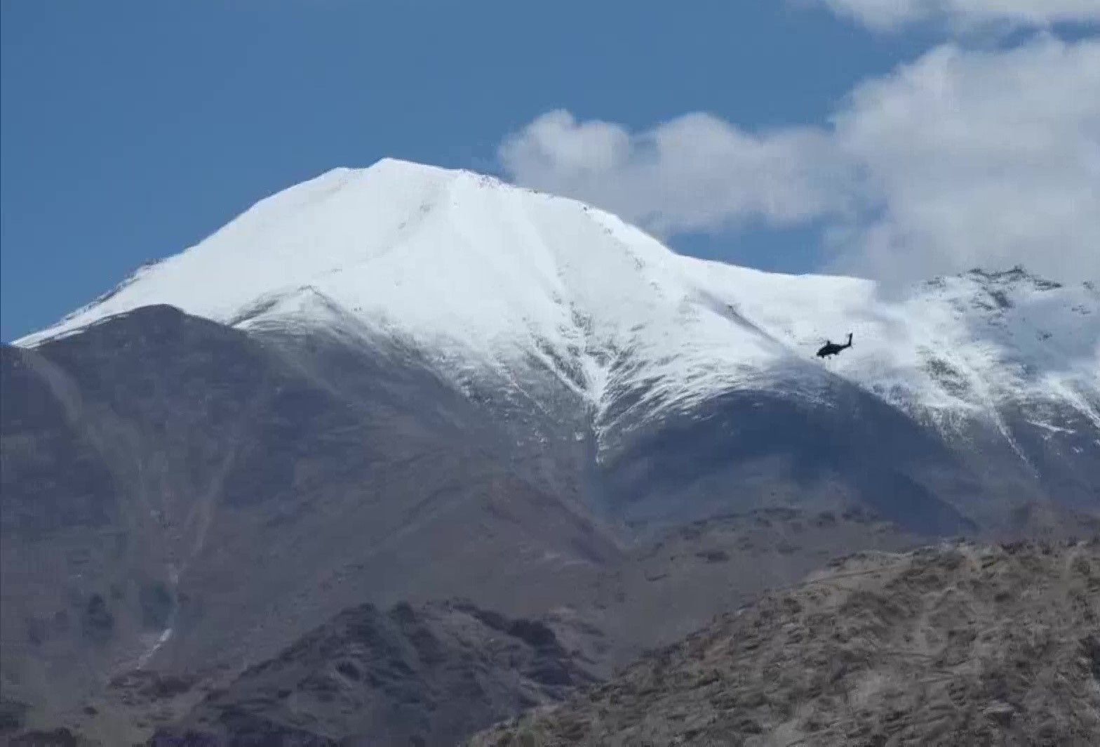 インド空軍の戦闘機と軍用ヘリコプターがラダックのレー上空を飛行しました。 これにより、インドと中国の国境紛争に新たな側面が加わりました。 （写真提供：ANI）