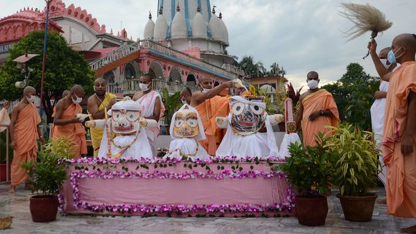 শিলিগুড়ির ইস্কন মন্দিরে স্নান যাত্রা (ছবি সৌজন্য এএফপি) শিলিগুড়ির ইস্কন মন্দিরে স্নান যাত্রা (ছবি সৌজন্য এএফপি)