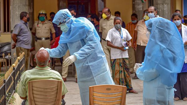 বেঙ্গালুরুতে চলছে কোভিড পরীক্ষা (PTI) বেঙ্গালুরুতে চলছে কোভিড পরীক্ষা (PTI)