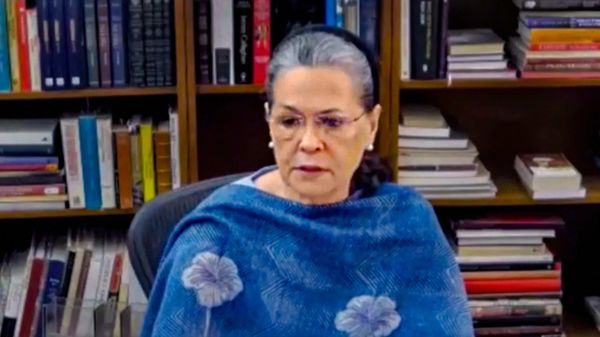 কংগ্রেস ওয়ার্কিং কমিটির বৈঠকে সোনিয়া গান্ধী (ছবি সৌজন্য পিটিআই) কংগ্রেস ওয়ার্কিং কমিটির বৈঠকে সোনিয়া গান্ধী (ছবি সৌজন্য পিটিআই)