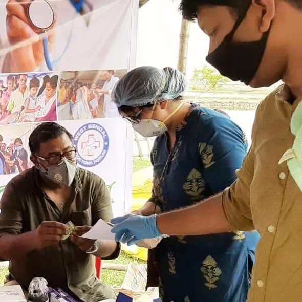 ‘’ কমলেশ্বর অনেক পুরনো স্টেথোস্কোপ তুলে নিল ‘’ ‘’ কমলেশ্বর অনেক পুরনো স্টেথোস্কোপ তুলে নিল ‘’