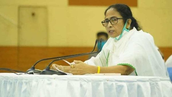 নবান্নে মুখ্যমন্ত্রী মমতা বন্দ্যোপাধ্যায় (ছবি সৌজন্য ফেসবুক Mamata Banerjee) নবান্নে মুখ্যমন্ত্রী মমতা বন্দ্যোপাধ্যায় (ছবি সৌজন্য ফেসবুক Mamata Banerjee)