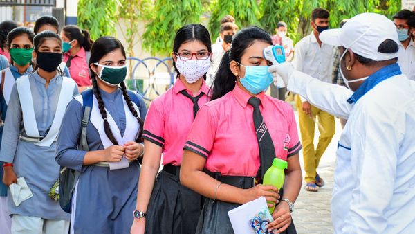 বাতিল ICSE-র দশম-দ্বাদশ শ্রেণির বোর্ড পরীক্ষা (ছবিটি প্রতীকী, সৌজন্য পিটিআই) বাতিল ICSE-র দশম-দ্বাদশ শ্রেণির বোর্ড পরীক্ষা (ছবিটি প্রতীকী, সৌজন্য পিটিআই)