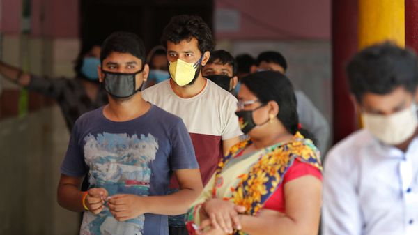 করোনা পরীক্ষার অপেক্ষা দিল্লিতে (ছবি সৌজন্য এপি) করোনা পরীক্ষার অপেক্ষা দিল্লিতে (ছবি সৌজন্য এপি)