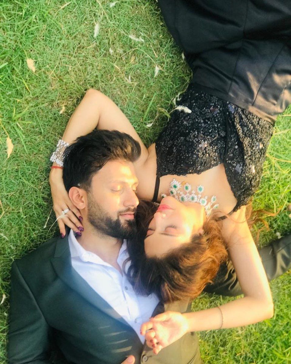 昨年6月19日にトルコの遠く離れたボドルムで、サリーンヌスラットジャハンとニキルジャインの結婚式を行いました。 結婚式の日に、Nusratは結婚式前の写真撮影の写真を投稿し、「あなたは私の今日と明日ですare本当の愛の物語に終わりがないので、私はこれからもこのようにあなたを愛します。 幸せな結婚記念日。 （写真-Instagram）