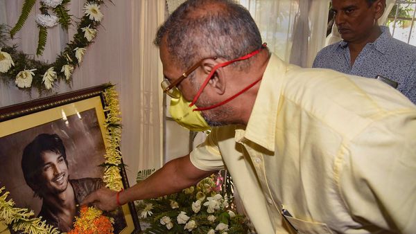 সুশান্তকে শ্রদ্ধার্ঘ দিতে হাজির হয়েছিলেন নানা পটেকর (PTI) সুশান্তকে শ্রদ্ধার্ঘ দিতে হাজির হয়েছিলেন নানা পটেকর (PTI)