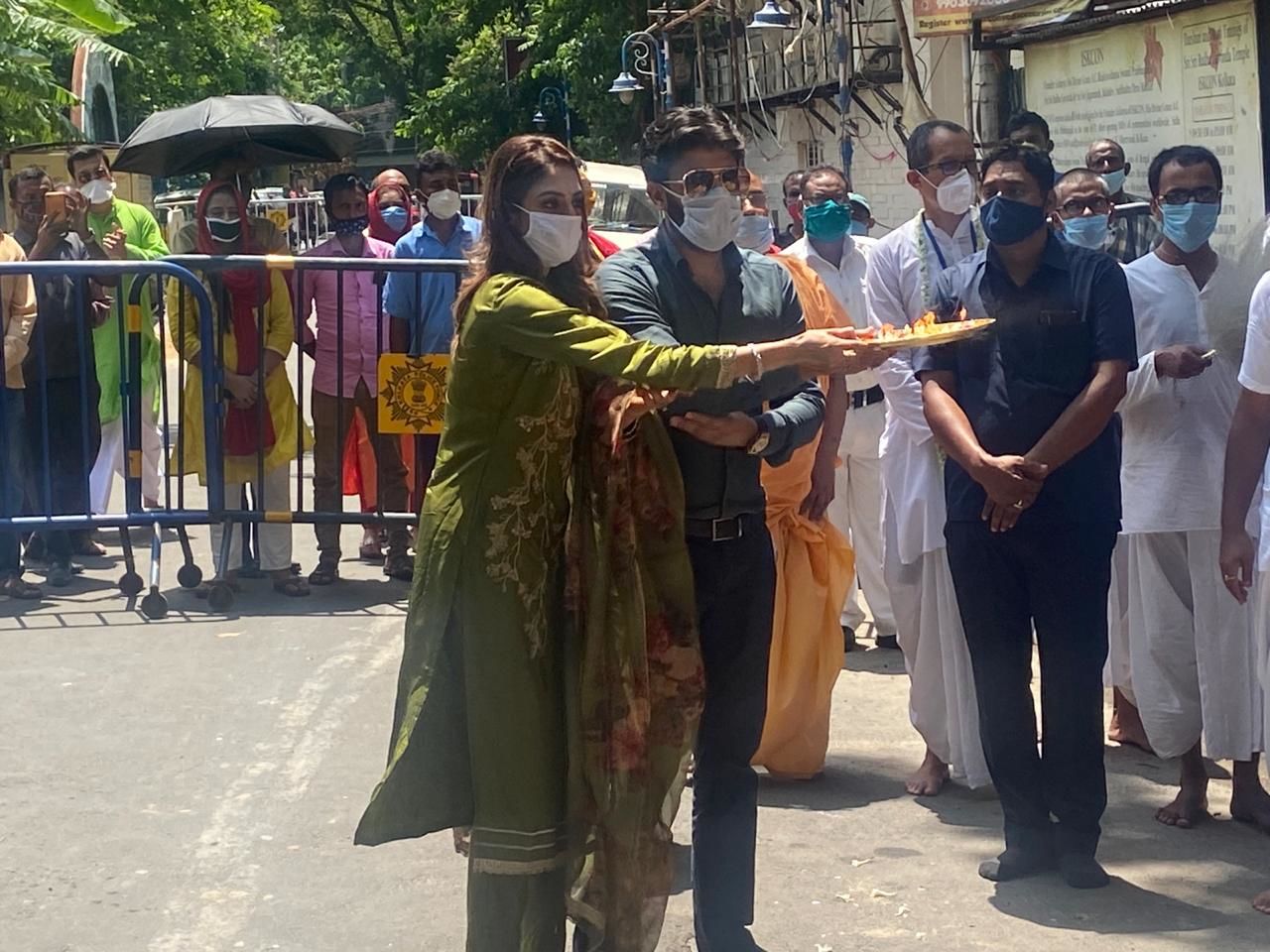গত বছর ইসকনের উলটো রথের অনুষ্ঠানে নুসরত-নিখিল গত বছর ইসকনের উলটো রথের অনুষ্ঠানে নুসরত-নিখিল