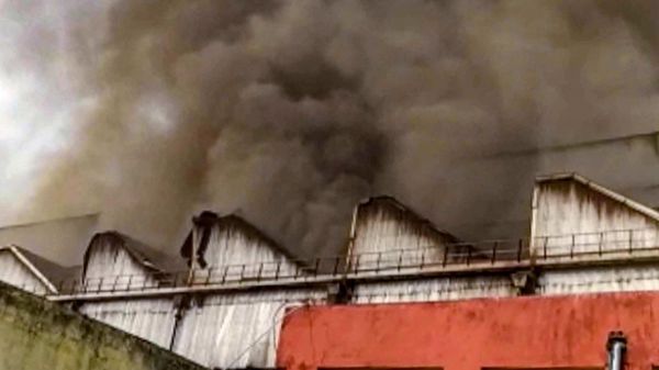 বিস্ফোরণের পর রেল কারখানা থেকে গলগল করে ধোঁয়া বেরোচ্ছে (ছবি সৌজন্য পিটিআই) বিস্ফোরণের পর রেল কারখানা থেকে গলগল করে ধোঁয়া বেরোচ্ছে (ছবি সৌজন্য পিটিআই)