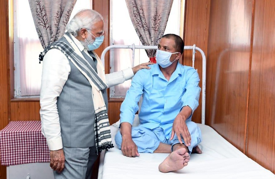 লেহ'র সেনা হাসপাতালে মোদী (ছবি সৌজন্য এএনআই) লেহ'র সেনা হাসপাতালে মোদী (ছবি সৌজন্য এএনআই)