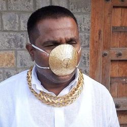 সোনার মাস্ক পরে আছেন ওই ব্য়ক্তি (ছবি সৌজন্য টুইটার) সোনার মাস্ক পরে আছেন ওই ব্য়ক্তি (ছবি সৌজন্য টুইটার)