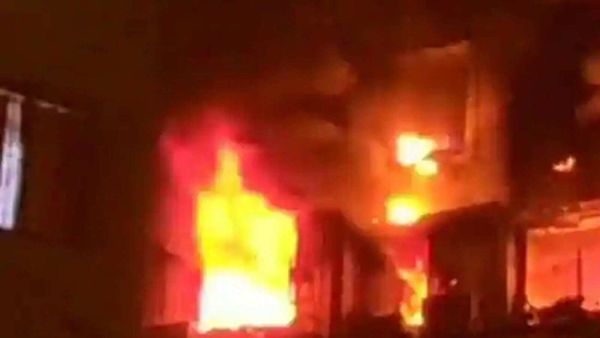 আগুনের গ্রাসে পড়ল আলিপুরের বেলভেডিয়ার রোডের দশতলা আবাসন। (প্রতীকী ছবি) আগুনের গ্রাসে পড়ল আলিপুরের বেলভেডিয়ার রোডের দশতলা আবাসন। (প্রতীকী ছবি)
