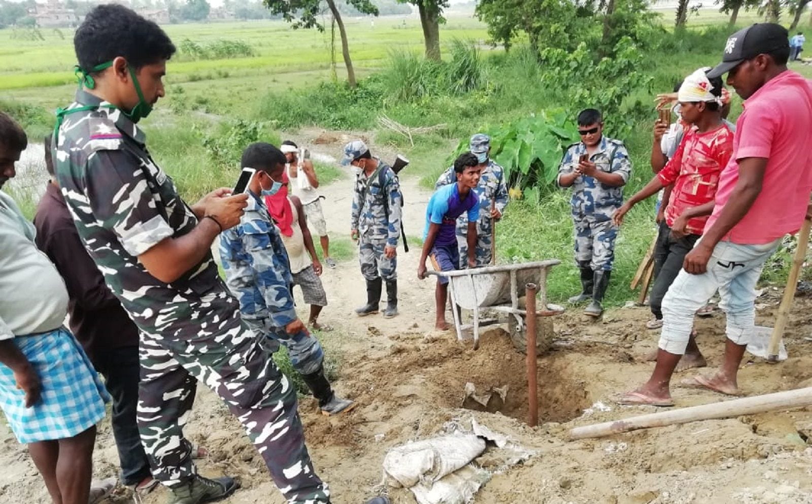 বিহারের পূর্ব চম্পারণ জেলার বলুওয়া গ্রামে দুই দিন ধরে জমি জরিপ প্রক্রিয়া সম্পূর্ণ হয়েছে। বিহারের পূর্ব চম্পারণ জেলার বলুওয়া গ্রামে দুই দিন ধরে জমি জরিপ প্রক্রিয়া সম্পূর্ণ হয়েছে।
