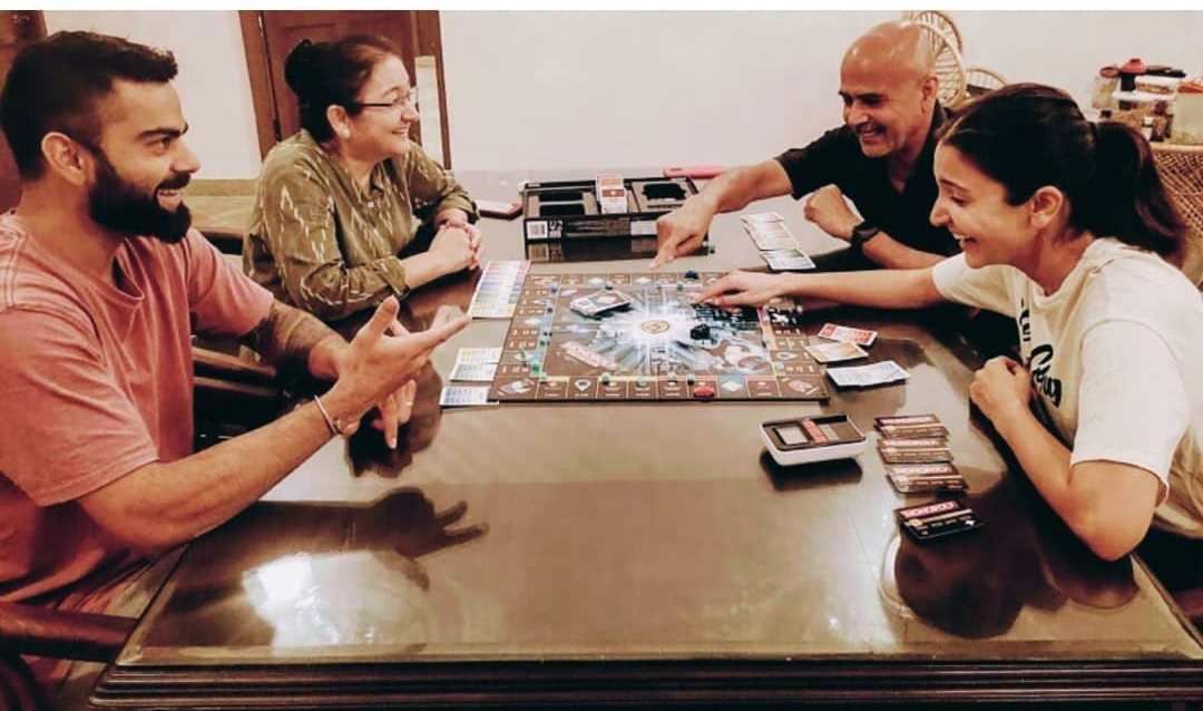 ビルスカは応接室で両親とのゲームに没頭した。 （写真-Instagram）