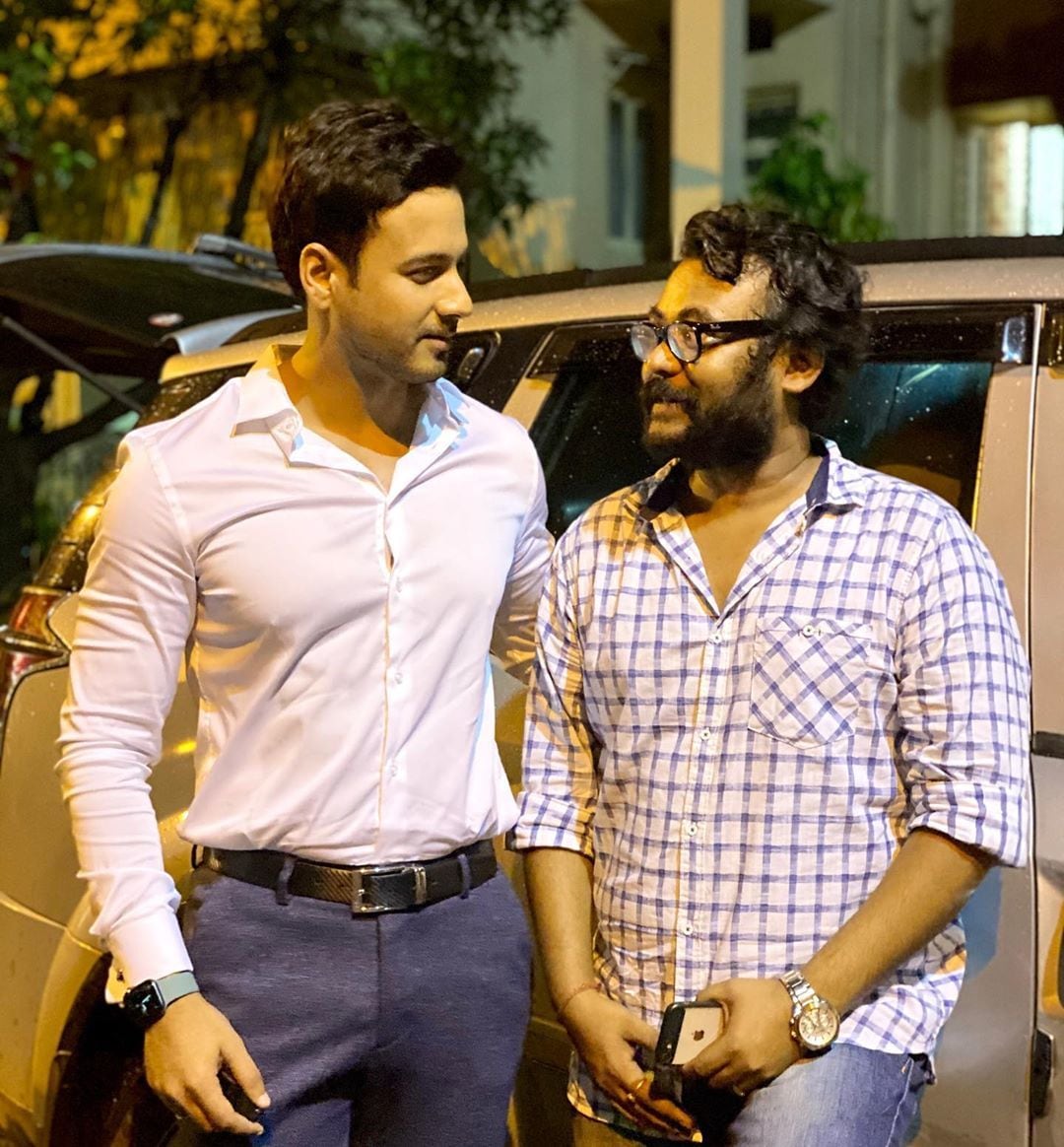 この映画の脚本は、コルカタでのテロ攻撃に関連して形成されたことがわかります。 名前と絵の最初に見えるポスターは同じことを言います。 脚本はコロナに関連するすべての安全規則を念頭に置いて作られています。 社会的距離を維持するためのアクション映画「ガンファイト」に重点が置かれています。 （写真-Instagram）