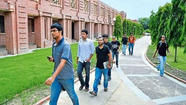 এই ব্যাচের শিক্ষার্থীরা বছরে সর্বোচ্চ ৪১.২৯ লক্ষ টাকা হিসাবে পারিশ্রমিকের একটি আন্তর্জাতিক অফার পেয়েছেন। এই ব্যাচের শিক্ষার্থীরা বছরে সর্বোচ্চ ৪১.২৯ লক্ষ টাকা হিসাবে পারিশ্রমিকের একটি আন্তর্জাতিক অফার পেয়েছেন।