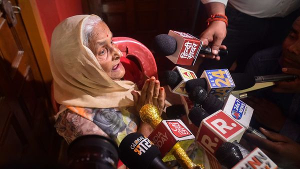বিকাশ দুবের মা সরলা দুবে (ফাইল ছবি, সৌজন্য পিটিআই) বিকাশ দুবের মা সরলা দুবে (ফাইল ছবি, সৌজন্য পিটিআই)