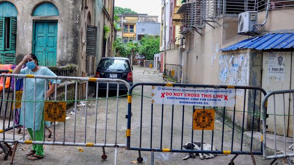 রবিবার কলকাতা শহরের একটি কনটেনমেন্ট জোন (PTI) রবিবার কলকাতা শহরের একটি কনটেনমেন্ট জোন (PTI)