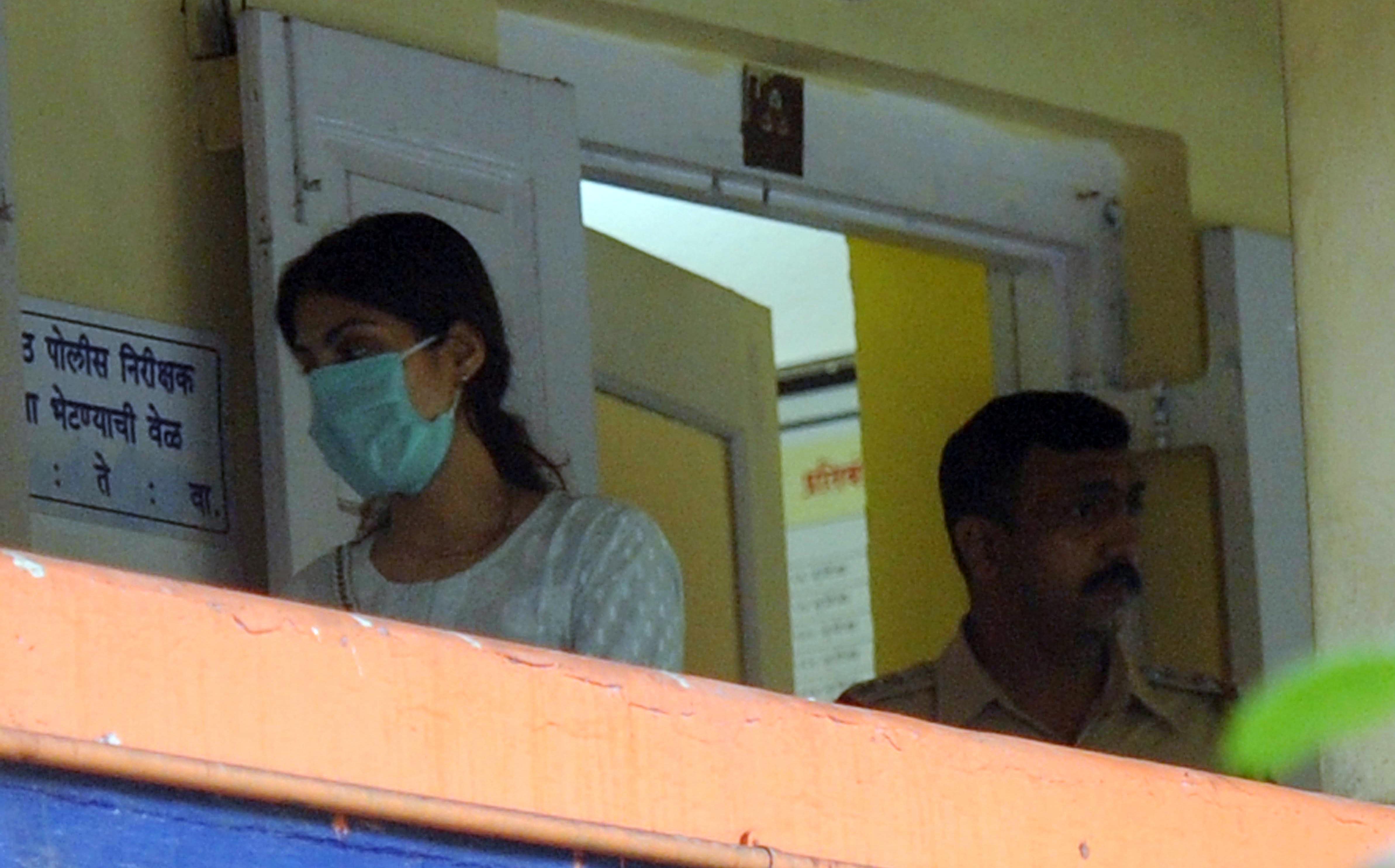 。 業界でよく知られている顔なのに、なぜスーシャントはリヤとのいわゆる関係の後で仕事をやめたのですか? Riyaは2019年5月に特定の目的でSushantに関与しました。 そして、スシャントの名前を使用して、彼の目的はボリウッドでの彼のキャリアを組織することでした。 。 業界でよく知られている顔なのに、なぜスーシャントはリヤとのいわゆる関係の後で仕事をやめたのですか? Riyaは2019年5月に特定の目的でSushantに関与しました。 そして、スシャントの名前を使用して、彼の目的はボリウッドでの彼のキャリアを組織することでした。