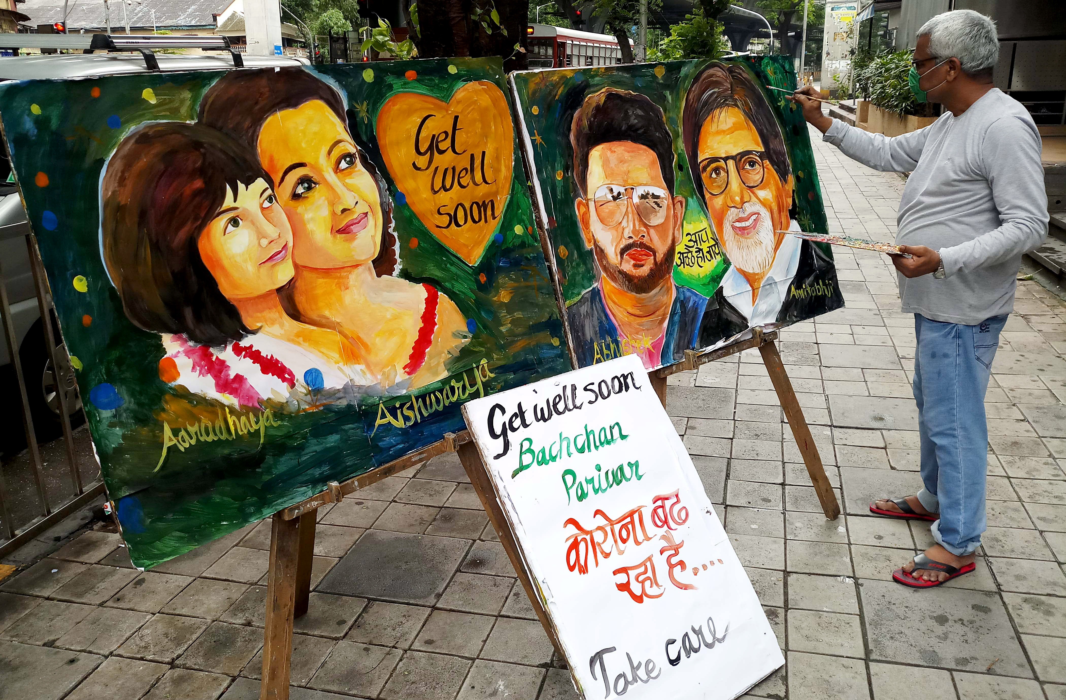 মুম্বইয়ের লালবাগে ছবি এঁকে অমিতাভের আরোগ্য কামনায় অনুরাগী (ANI) মুম্বইয়ের লালবাগে ছবি এঁকে অমিতাভের আরোগ্য কামনায় অনুরাগী (ANI)