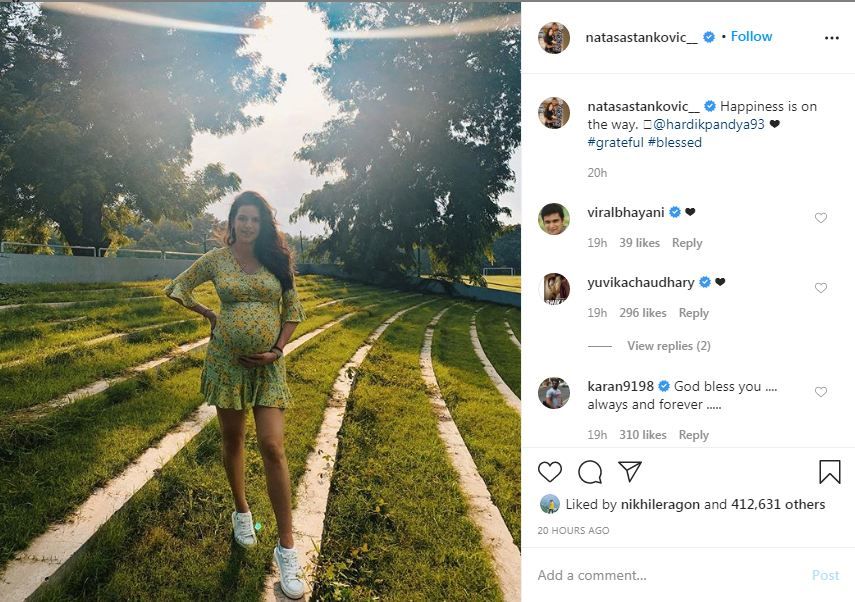 その間、ナターシャは彼女の赤ちゃんの隆起の新しい写真を投稿して、「アナンダ（未来の子供）は忙しい道にいます」と書きました。 写真では、ナターシャが緑の野原の自然の中で見られます。 緑にプリントされたショートドレスで、自然と調和したナターシャ。 （写真-Instagram）