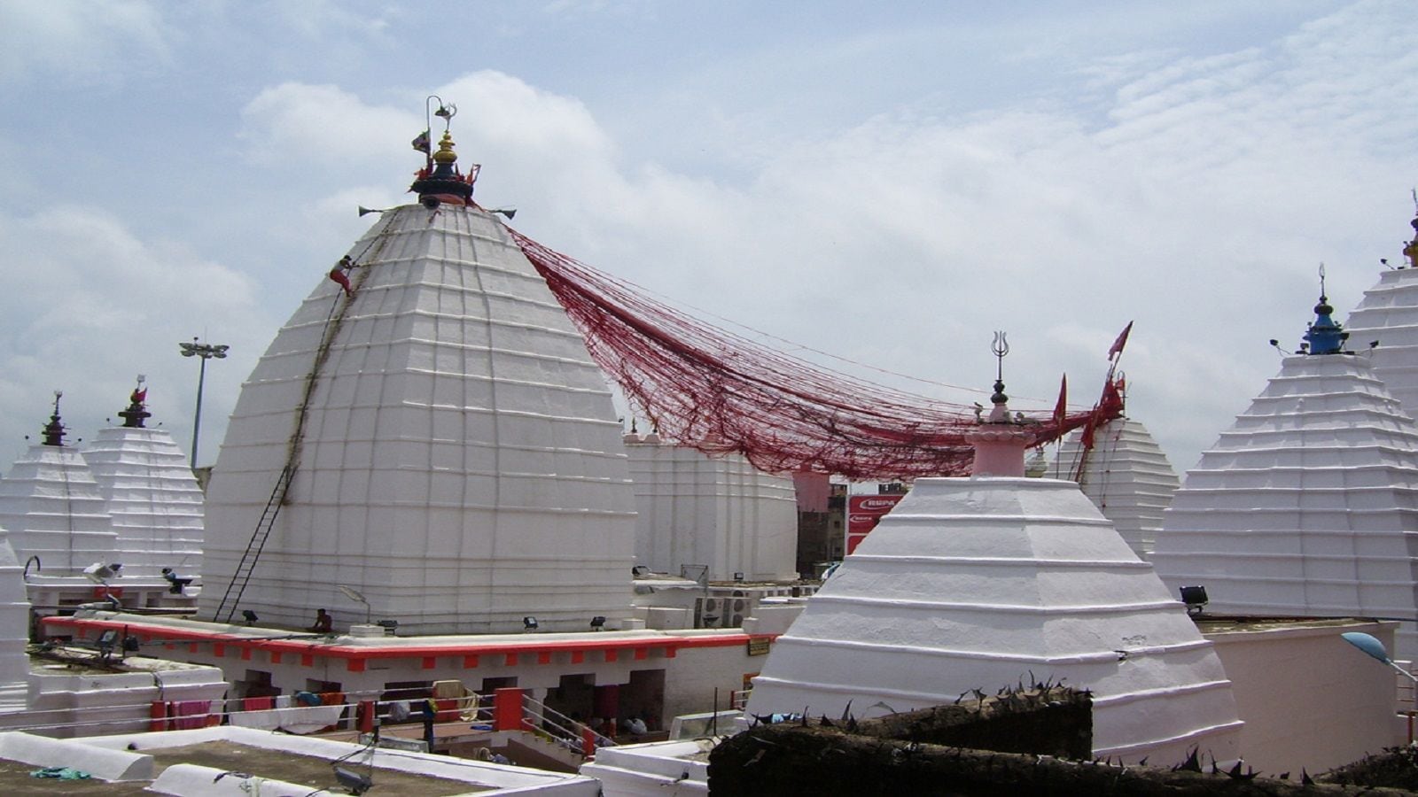 সিংহ- এই রাশির জাতকদের বাবা বৈদ্যনাথ জ্যোতির্লিঙ্গের পুজো করা উচিত। জাতকরা যদি, ব্যবসা, পরিবার, রাজনীতি বা স্বাস্থ্যের কারণে সমস্যায় ভুগছেন, তা হলে মহাশিবরাত্রির দিনে জলে দুধ, দই, গঙ্গাজল ও মিশ্রী মিশিয়ে ‘ওম জটাধরায় নমঃ’ মন্ত্রের জপ করে শিবের অভিষেক করা উচিত। ঝাড়খণ্ডের দেবঘর অবস্থিত এই জ্যোতির্লিঙ্গ শিবের ১২টি জ্যোতির্লিঙ্গের মধ্যে নবম। পৌরাণিক ধ্যানধারণা অনুযায়ী, লঙ্কাপতি রাবণ এই জ্যোতির্লিঙ্গ এখানে এনে ছিলেন।