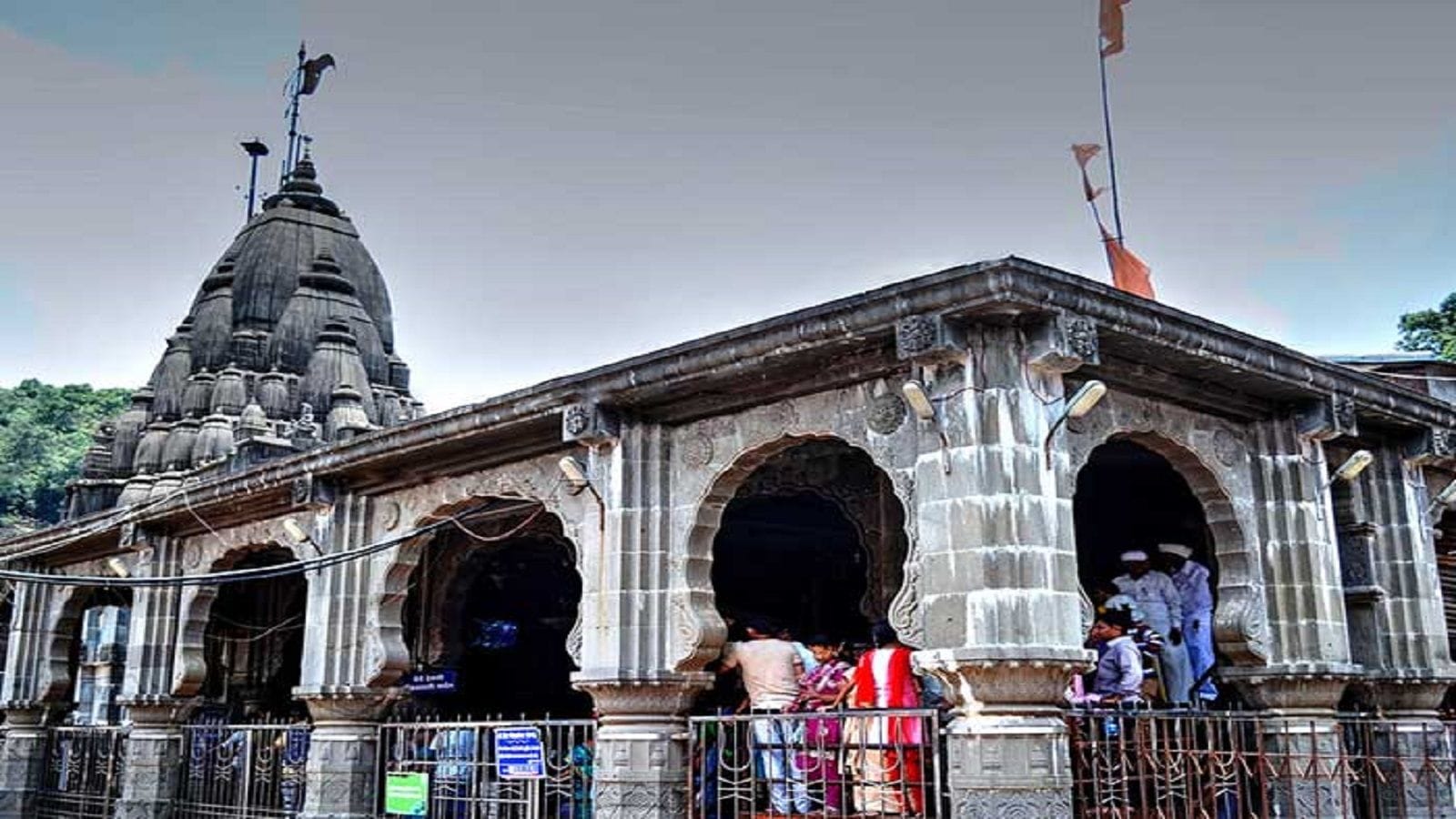কন্যা- ভীমশঙ্কর জ্যোতির্লিঙ্গের পুজো করলে কন্যা রাশির জাতকেরা শিবের আশীর্বাদ লাভ করতে পারেন। মহারাষ্ট্রের ভীমা নদীর ধারে অবস্থিত এই জ্যোতির্লিঙ্গ কন্যা রাশির জ্যোতির্লিঙ্গ। ভীমশঙ্করকে প্রসন্ন করার জন্য দুধে ঘি মিশিয়ে শিবলিঙ্গকে স্নান করানো উচিত। ভীমশঙ্কর জ্যোতির্লিঙ্গ আবার মোটেশ্বর মহাদেব নামেও প্রসিদ্ধ। ১২টির মধ্যে এই ষষ্ঠ জ্যোতির্লিঙ্গটি, মহারাষ্ট্রের পুণে থেকে ১১০ কিলোমিটার দূর সহ্যাদ্রি পর্বতে অবস্থিত। মনে করা হয়, শ্রাবণ মাসে এই জ্যোতির্লিঙ্গের দর্শন করলে ব্যক্তির সমস্ত দুঃখ দূর হয়। 