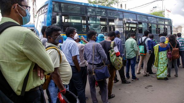 শুক্রবার কলকাতায় বাসে ওঠার লাইনে অপেক্ষমান যাত্রীরা। ছবি: এপি। (AP) শুক্রবার কলকাতায় বাসে ওঠার লাইনে অপেক্ষমান যাত্রীরা। ছবি: এপি। (AP)