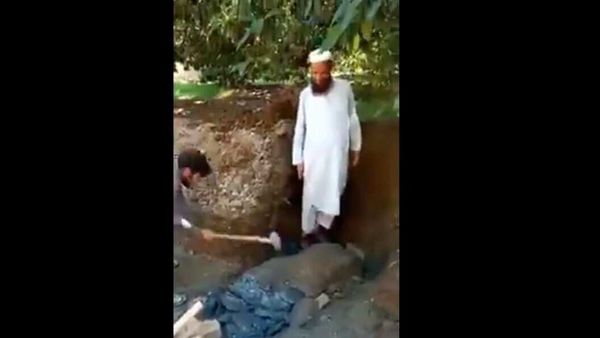 মুর্তিটি ভাঙা হয়েছে মুর্তিটি ভাঙা হয়েছে