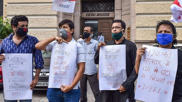 CESC-র ব্যাখ্যায় ক্ষুব্ধ শোভনদেব, নোটিশ পাঠাচ্ছে ক্রেতা সুরক্ষা দফতর (ছবিটি প্রতীকী, সৌজন্য পিটিআই) CESC-র ব্যাখ্যায় ক্ষুব্ধ শোভনদেব, নোটিশ পাঠাচ্ছে ক্রেতা সুরক্ষা দফতর (ছবিটি প্রতীকী, সৌজন্য পিটিআই)