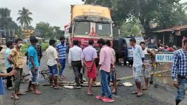 চোপড়ায় দোষীদের গ্রেফতারির দাবিতে পথ অবরোধে স্থানীয়রা চোপড়ায় দোষীদের গ্রেফতারির দাবিতে পথ অবরোধে স্থানীয়রা