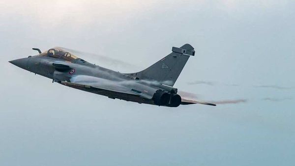 লাদাখে রাফাল মোতায়েন করতে পারে বায়ুসেনা (ছবিটি প্রতীকী, সৌজন্য টুইটার) লাদাখে রাফাল মোতায়েন করতে পারে বায়ুসেনা (ছবিটি প্রতীকী, সৌজন্য টুইটার)