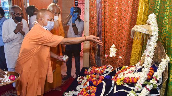 শনিবার রাম মন্দির চত্বরে রাম লালার পুজো দিলেন উত্তর প্রদেশের মুখ্যমন্ত্রী যোগী আদিত্যনাথ। ছবি: পিটিআই। (PTI) শনিবার রাম মন্দির চত্বরে রাম লালার পুজো দিলেন উত্তর প্রদেশের মুখ্যমন্ত্রী যোগী আদিত্যনাথ। ছবি: পিটিআই। (PTI)
