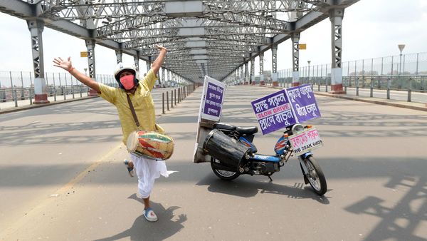 করোনার বিরুদ্ধে সচেতনতা বাড়াতে লকডাউনের হাওড়া ব্রিজে এক শিল্পী। করোনার বিরুদ্ধে সচেতনতা বাড়াতে লকডাউনের হাওড়া ব্রিজে এক শিল্পী।