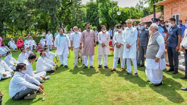 রাজ্যপালের সঙ্গে কংগ্রেস বিধায়কদের আলোচনা (PTI) রাজ্যপালের সঙ্গে কংগ্রেস বিধায়কদের আলোচনা (PTI)