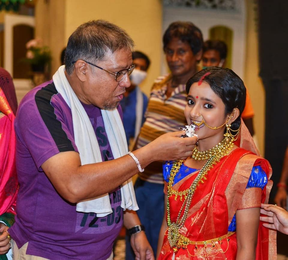 কাজের মাঝে আনন্দ কাজের মাঝে আনন্দ