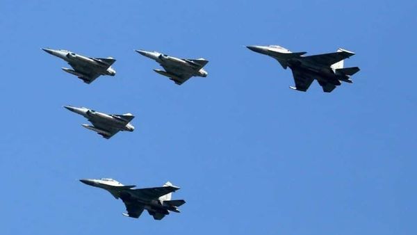 5つのラファール戦闘機がインド空域に進入しました。 その後、ラファレのパイロットはINSコルカタと会話しました。 その中で、INSコルカタは、「栄光で空に触れます。 着陸をお祈りします。 （写真提供、Twitter @proshillong）