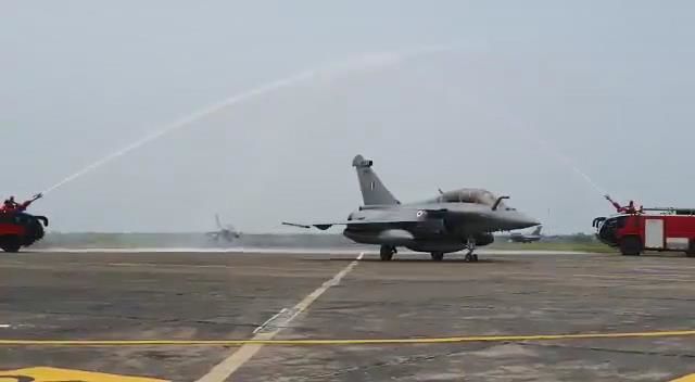 অবতরণের পর জলকামান দিয়ে রাফালকে অভ্যর্থনা জানানো হয়। (ছবি সৌজন্য ভিডিয়ো) অবতরণের পর জলকামান দিয়ে রাফালকে অভ্যর্থনা জানানো হয়। (ছবি সৌজন্য ভিডিয়ো)