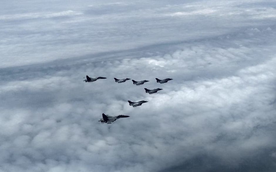 ভারতীয় আকাশসীমায় প্রবেশ করেছে পাঁচটি রাফাল যুদ্ধবিমান। তারপর আইএনএস কলকাতার সঙ্গে কথোপকথন হয় রাফালের পাইলটদের। (ছবি সৌজন্য, টুইটার @IAF_MCC) ভারতীয় আকাশসীমায় প্রবেশ করেছে পাঁচটি রাফাল যুদ্ধবিমান। তারপর আইএনএস কলকাতার সঙ্গে কথোপকথন হয় রাফালের পাইলটদের। (ছবি সৌজন্য, টুইটার @IAF_MCC)