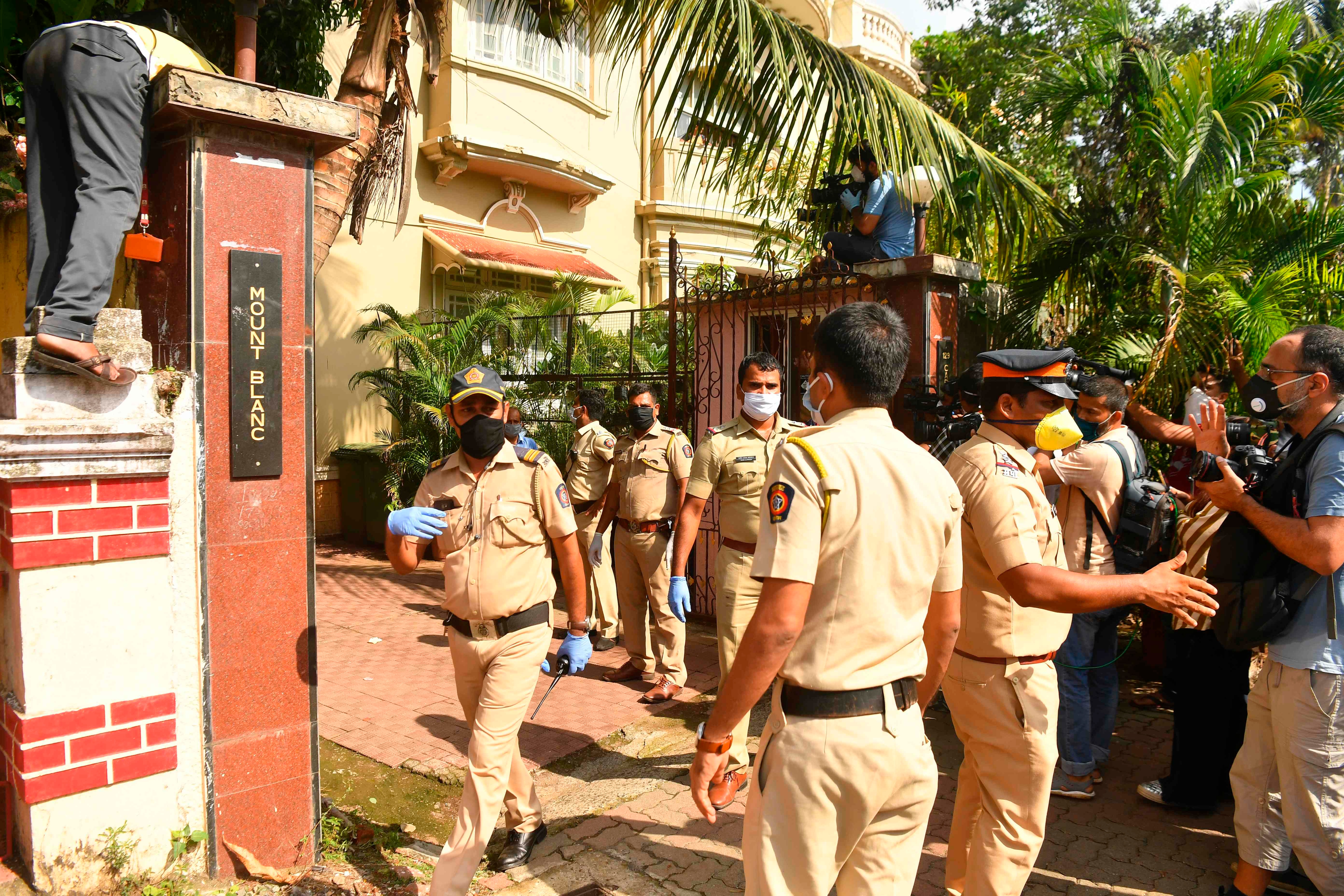 ニシャントシンが率いるパトナ警察の4人のメンバーのチームは、事件を調査するためにムンバイにすでに到着しています。 パトナ警察チームは、すでにスーシャントの死の調査を担当しているムンバイ警察副委員長のアビシェクトリムフに会った。 今回、リヤとその家族はパトナ警察に尋問される。 ニシャントシンが率いるパトナ警察の4人のメンバーのチームは、事件を調査するためにムンバイにすでに到着しています。 パトナ警察チームは、すでにスーシャントの死の調査を担当しているムンバイ警察副委員長のアビシェクトリムフに会った。 今回、リヤとその家族はパトナ警察に尋問される。