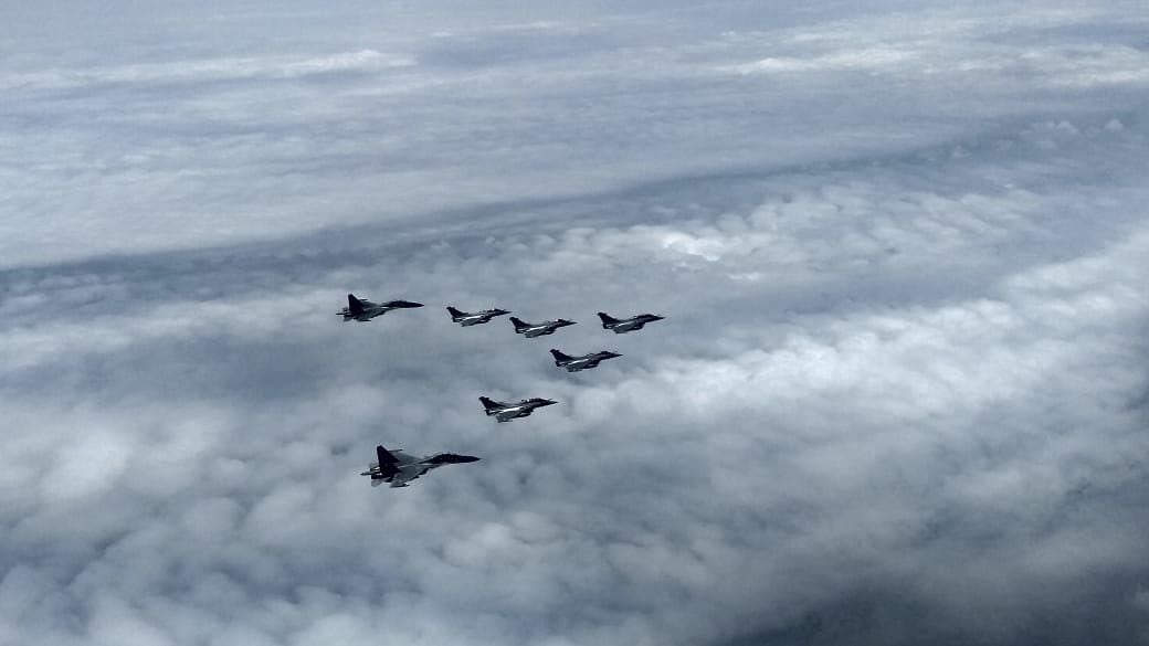 インド空軍のスホーイ30 MKIはラファルを脇に連れてきています。 （写真提供、Twitter @DefenceMinIndia）