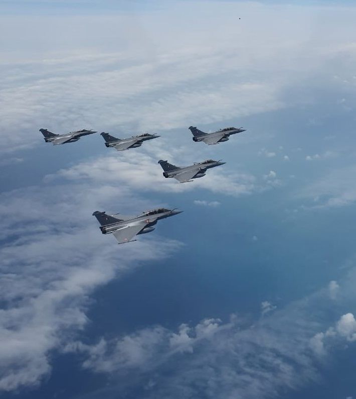 インド空軍は「ウェルカムホームゴールデンアローズ」とツイートした。 （写真提供、Twitter @IAF_MCC）