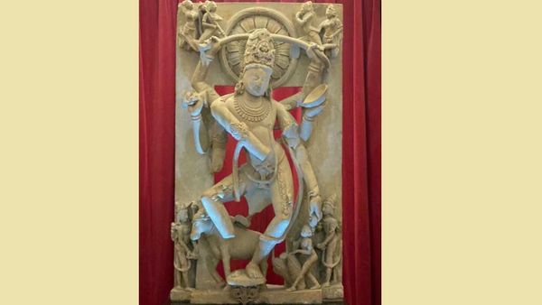 ১৯৯৮ সালের ফেব্রুয়ারি মাসে গুজরাতের মন্দির থেকে চুরি যায় নবম শতকের এই নটেশ শিবমূর্তি। ১৯৯৮ সালের ফেব্রুয়ারি মাসে গুজরাতের মন্দির থেকে চুরি যায় নবম শতকের এই নটেশ শিবমূর্তি।