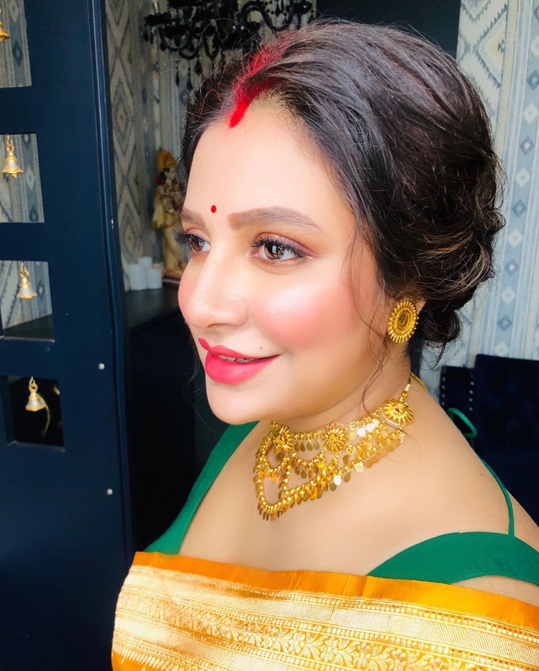 シュブシュリーはその日、黄色と金色のサリーで発見されました。 頭に広い赤い朱色。 彼の首の周りに重い金のネックレス、耳に耳栓、王室の家は見栄えがします。 (写真-Instagram) シュブシュリーはその日、黄色と金色のサリーで発見されました。 頭に広い赤い朱色。 彼の首の周りに重い金のネックレス、耳に耳栓、王室の家は見栄えがします。 (写真-Instagram)