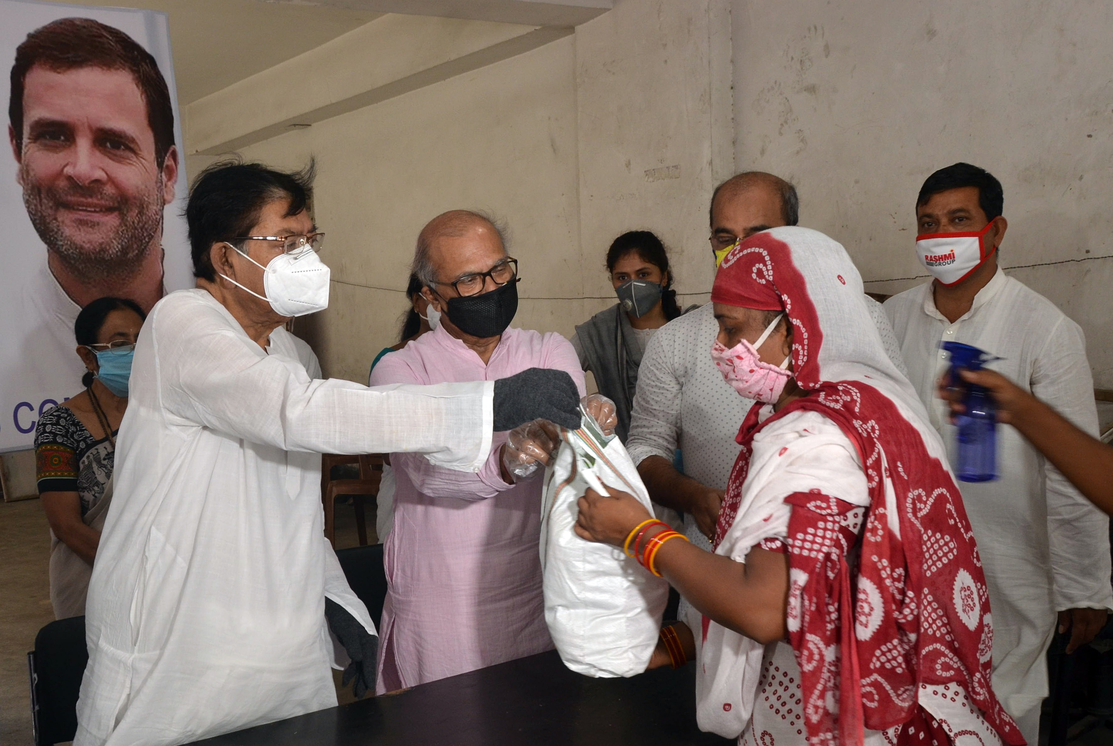 Adhir Chowdhury:私は彼のリーダーシップの下で政治生活を始めました。 彼は私が初めて公的な代表者になるのを助けました。 (ファイル写真、提供:ANI) Adhir Chowdhury:私は彼のリーダーシップの下で政治生活を始めました。 彼は私が初めて公的な代表者になるのを助けました。 (ファイル写真、提供:ANI)