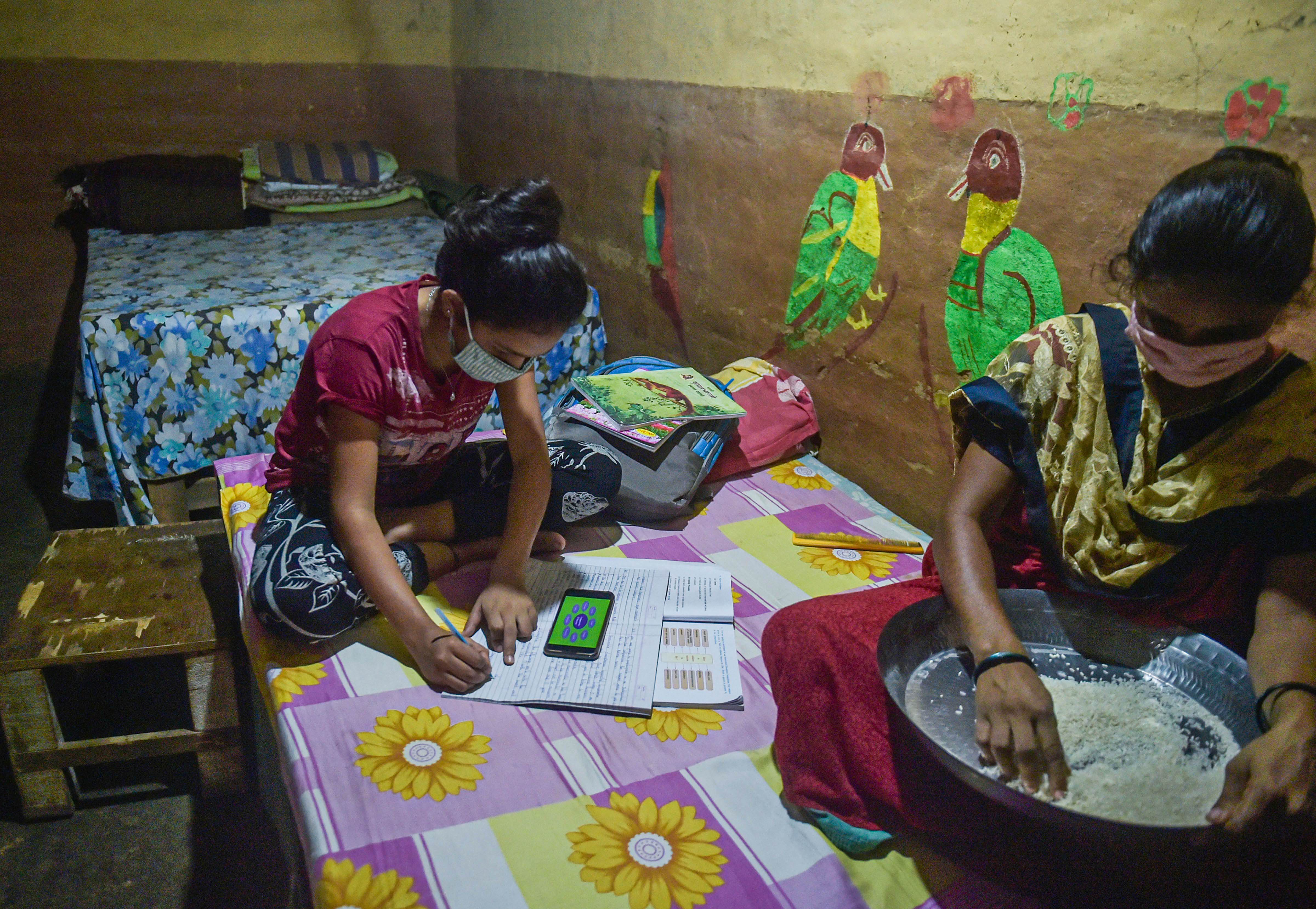 ই-লার্নিংয়ের উপর জোর দেওয়া হচ্ছে। ইংরেজি, হিন্দি-সহ আটটি আঞ্চলিক ভাষায় ই-কনটেন্ট মিলবে। (ছবিটি প্রতীকী, সৌজন্য পিটিআই) ই-লার্নিংয়ের উপর জোর দেওয়া হচ্ছে। ইংরেজি, হিন্দি-সহ আটটি আঞ্চলিক ভাষায় ই-কনটেন্ট মিলবে। (ছবিটি প্রতীকী, সৌজন্য পিটিআই)