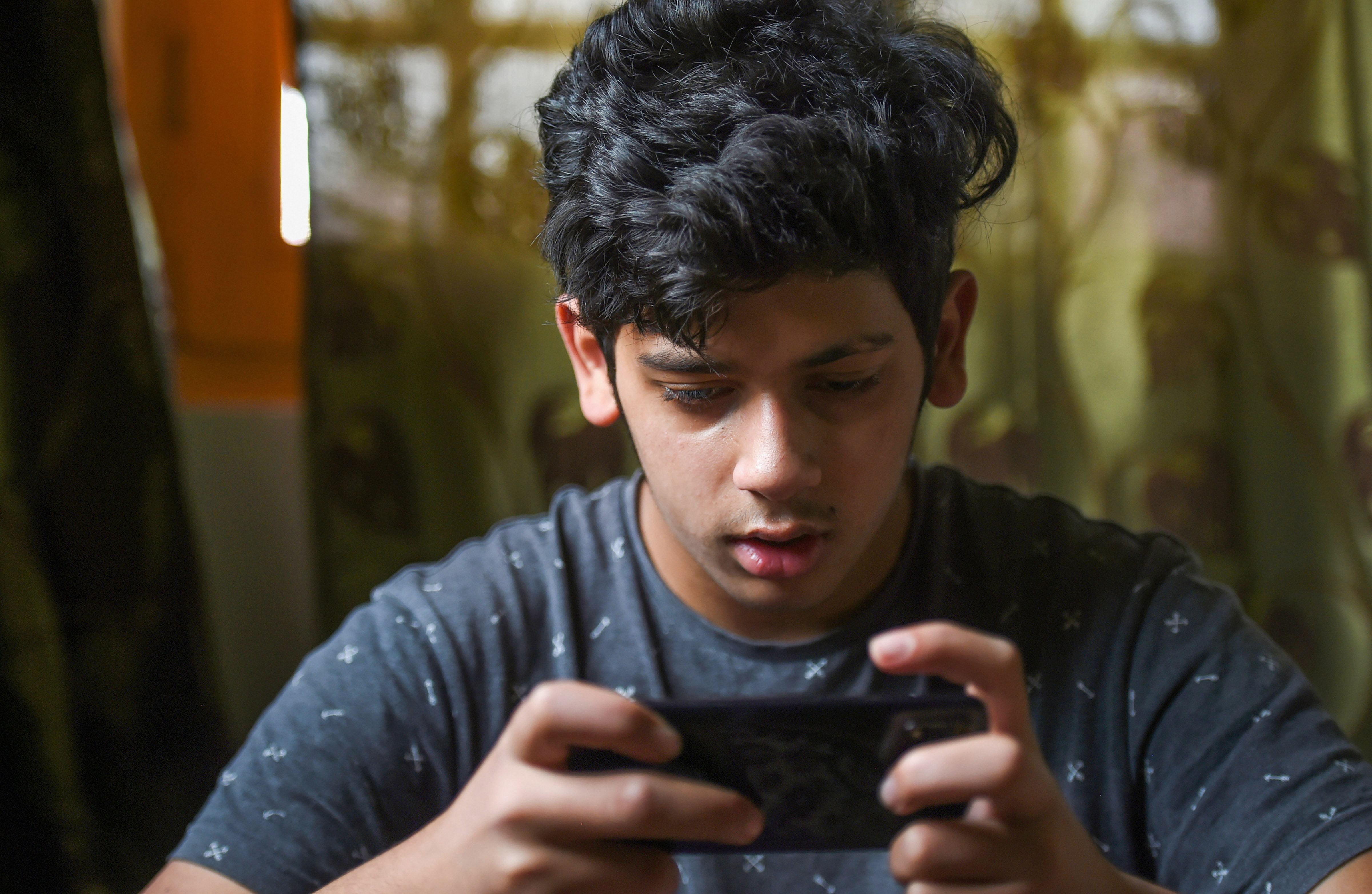 ষষ্ঠ শ্রেণি থেকেই কোডিং শেখানো হবে। স্কুলশিক্ষা সচিব বলেন, ‘একবিংশ শতাব্দীর দক্ষতার অংশ হিসেবে স্কুলে ষষ্ঠ শ্রেণি থেকে পড়ুয়াদের কোডিং শেখানো হবে।’ (ছবিটি প্রতীকী, সৌজন্য পিটিআই) ষষ্ঠ শ্রেণি থেকেই কোডিং শেখানো হবে। স্কুলশিক্ষা সচিব বলেন, ‘একবিংশ শতাব্দীর দক্ষতার অংশ হিসেবে স্কুলে ষষ্ঠ শ্রেণি থেকে পড়ুয়াদের কোডিং শেখানো হবে।’ (ছবিটি প্রতীকী, সৌজন্য পিটিআই)