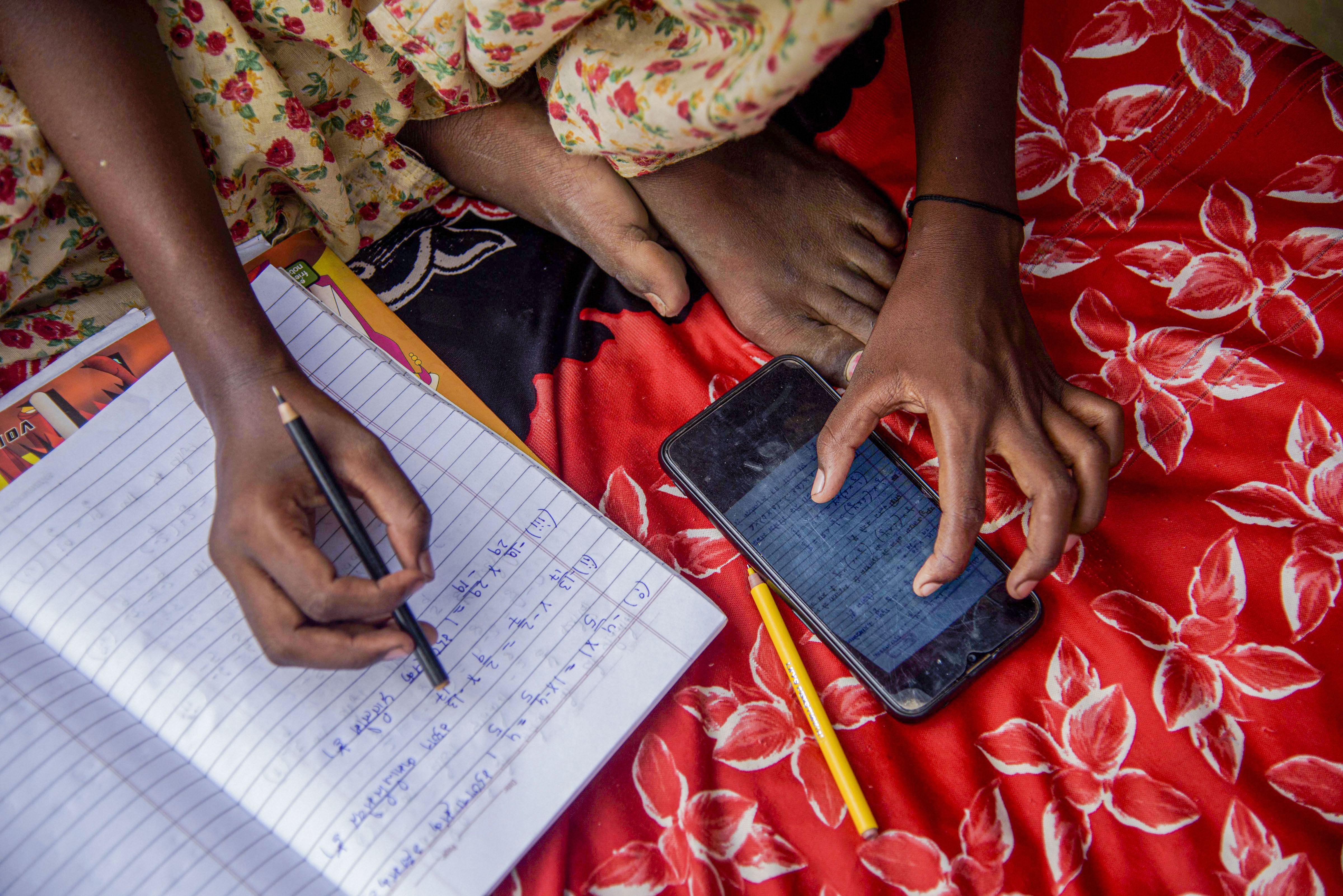 কলা, বাণিজ্য এবং বিজ্ঞান শাখার মধ্যে কোনও বাঁধাধরা বিভাজন রাখা হয়নি। শিক্ষার্থীরা নিজেদের পছন্দ অনুযায়ী একাধিক শাখার অধীনস্থ বিষয় নিয়ে পড়াশোনা করতে পারবেন। অর্থাৎ একইসঙ্গে কলা বিভাগের বিষয়ের পাশাপাশি বাণিজ্য ও বিজ্ঞান শাখার বিষয় নিয়েও পড়তে পারবেন। পাঠ্যসূচিতে ইচ্ছে মতো রাখা যাবে ক্রীড়া ও বৃত্তিমূলক বিষয়ও। (ছবিটি প্রতীকী, সৌজন্য পিটিআই) কলা, বাণিজ্য এবং বিজ্ঞান শাখার মধ্যে কোনও বাঁধাধরা বিভাজন রাখা হয়নি। শিক্ষার্থীরা নিজেদের পছন্দ অনুযায়ী একাধিক শাখার অধীনস্থ বিষয় নিয়ে পড়াশোনা করতে পারবেন। অর্থাৎ একইসঙ্গে কলা বিভাগের বিষয়ের পাশাপাশি বাণিজ্য ও বিজ্ঞান শাখার বিষয় নিয়েও পড়তে পারবেন। পাঠ্যসূচিতে ইচ্ছে মতো রাখা যাবে ক্রীড়া ও বৃত্তিমূলক বিষয়ও। (ছবিটি প্রতীকী, সৌজন্য পিটিআই)
