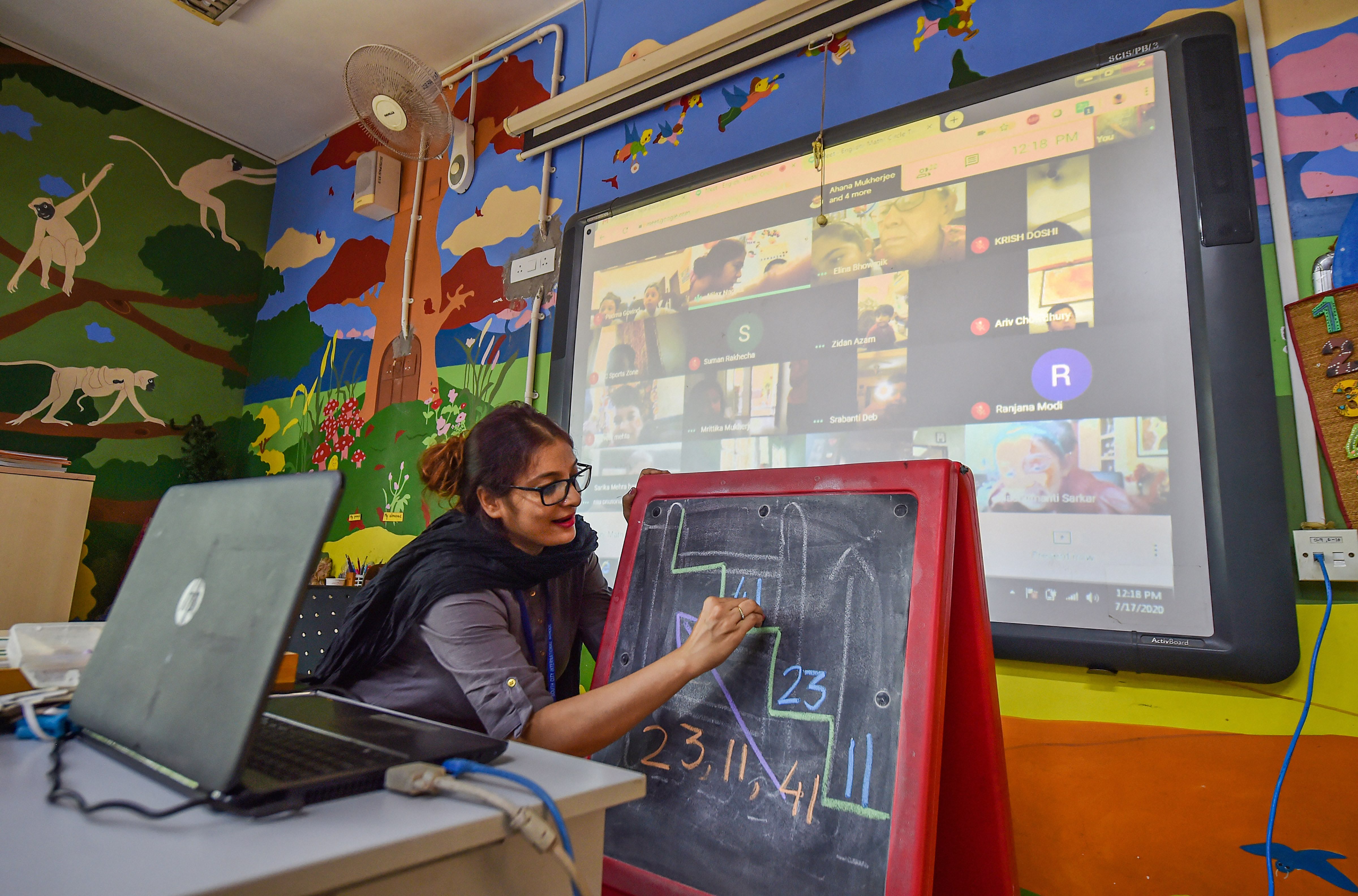 যেখানে সম্ভব, সেখানে কমপক্ষে পঞ্চম শ্রেণি পর্যন্ত পঠনপাঠনের মাধ্যম হবে ঘরের ভাষা, মাতৃভাষা, স্থানীয় ভাষা এবং আঞ্চলিক ভাষা। তা অষ্টম শ্রেণি বা তার পর্যন্ত হলে ভালো হয়। সেইমতো যেখানে সম্ভব, সেখানে ঘরের বা স্থানীয় ভাষায় পঠনপাঠন চালিয়ে যেতে হবে। তা সরকারি ও বেসরকারি উভয় স্কুলই অনুসরণ করবে। তবে ইংরেজি মাধ্যম স্কুলে ইংরেজিতে পড়ানোর ক্ষেত্রে কোনও বাধা নেই। (ছবিটি প্রতীকী, সৌজন্য পিটিআই) যেখানে সম্ভব, সেখানে কমপক্ষে পঞ্চম শ্রেণি পর্যন্ত পঠনপাঠনের মাধ্যম হবে ঘরের ভাষা, মাতৃভাষা, স্থানীয় ভাষা এবং আঞ্চলিক ভাষা। তা অষ্টম শ্রেণি বা তার পর্যন্ত হলে ভালো হয়। সেইমতো যেখানে সম্ভব, সেখানে ঘরের বা স্থানীয় ভাষায় পঠনপাঠন চালিয়ে যেতে হবে। তা সরকারি ও বেসরকারি উভয় স্কুলই অনুসরণ করবে। তবে ইংরেজি মাধ্যম স্কুলে ইংরেজিতে পড়ানোর ক্ষেত্রে কোনও বাধা নেই। (ছবিটি প্রতীকী, সৌজন্য পিটিআই)