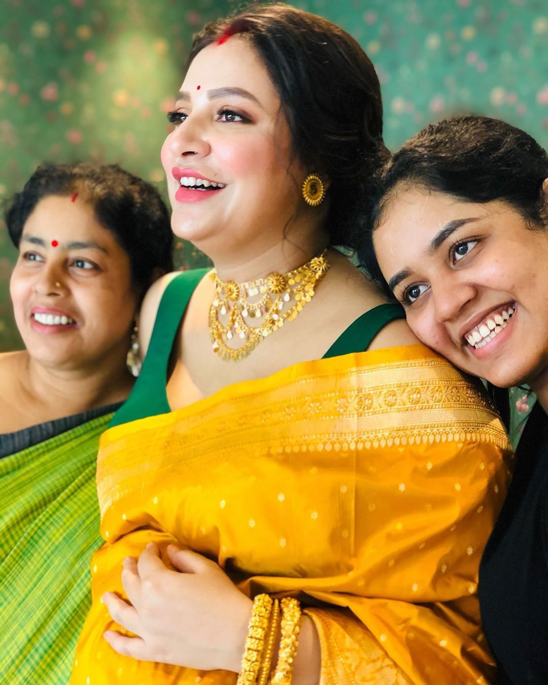 ラージの家族はシュブシュリーを愛で満たしました。 Rajの妹と妹の娘Mistirの間のShubhshree。 (写真-Instagram) ラージの家族はシュブシュリーを愛で満たしました。 Rajの妹と妹の娘Mistirの間のShubhshree。 (写真-Instagram)