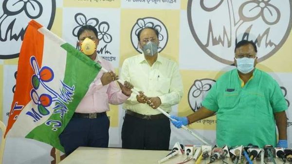 শুক্রবার বালুরঘাটে বিপ্লব মিত্রের হাতে তৃণমূলের পতাকা তুলে দিচ্ছেন দলের মহাসচিব পার্থ চট্টোপাধ্যায়। শুক্রবার বালুরঘাটে বিপ্লব মিত্রের হাতে তৃণমূলের পতাকা তুলে দিচ্ছেন দলের মহাসচিব পার্থ চট্টোপাধ্যায়।